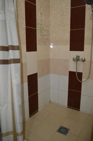Гостиница Vista Hotel Краснодар Трехместный номер с общей ванной комнатой-7